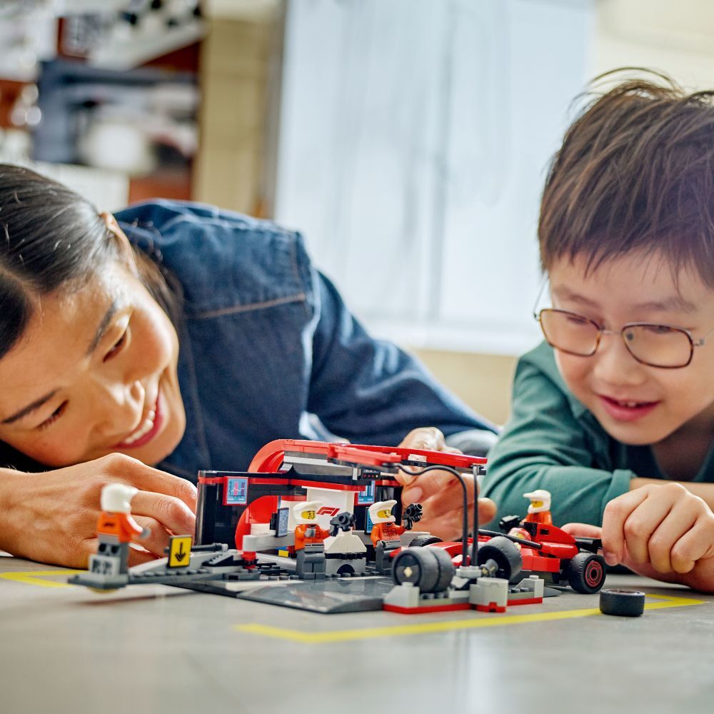 LEGO City Formula 1: F1® Pit Stop & Pit Crew with Ferrari Car