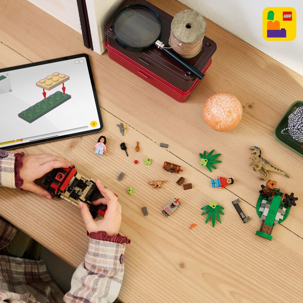 LEGO Jurassic World: Raptor Off-Road Escape